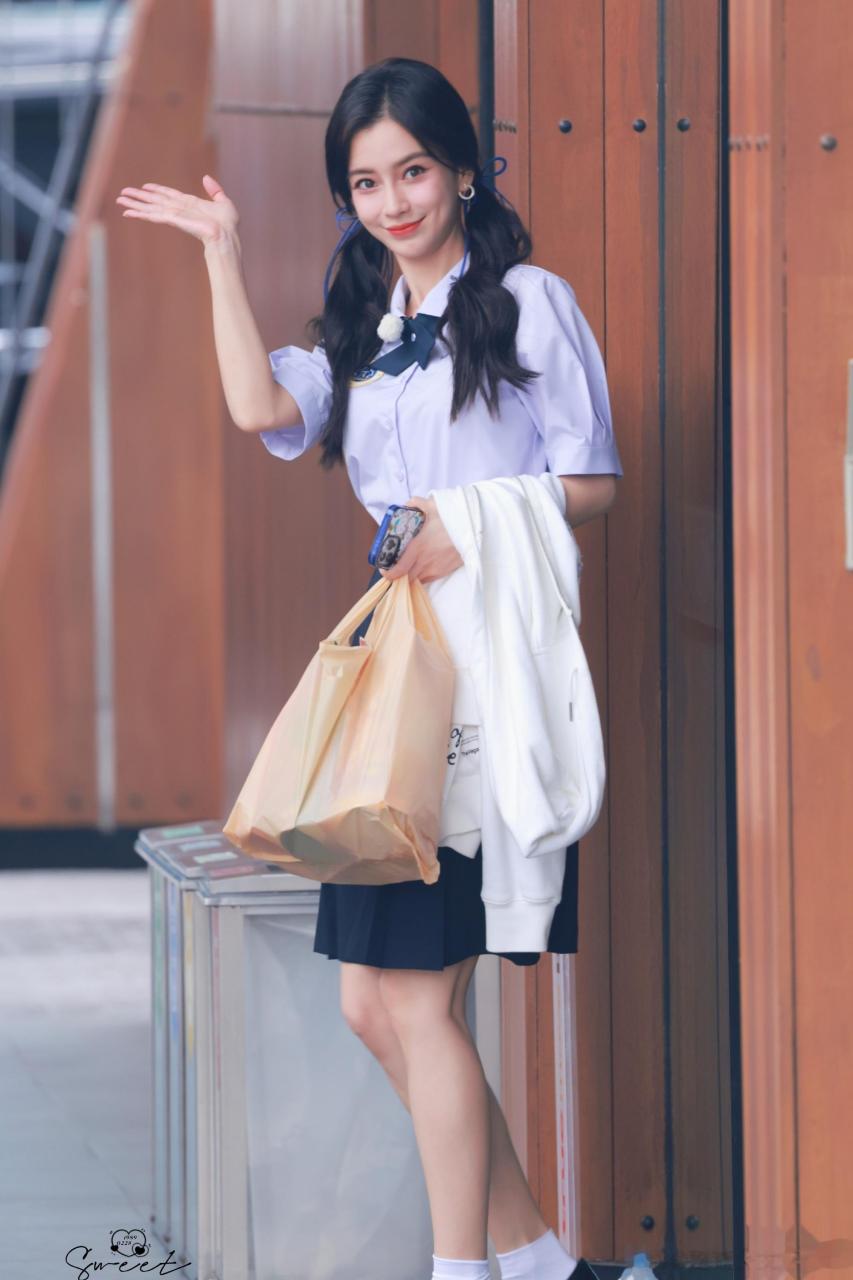 angelababy瘦了却不突兀,双马尾短t恤审美依旧在线,不愧是女神