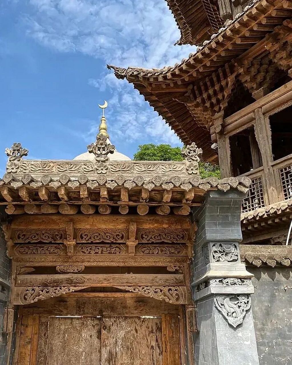 我是拉边清真寺,又名辽湾清真寺,坐落在青海省循化撒拉族自治县白庄乡