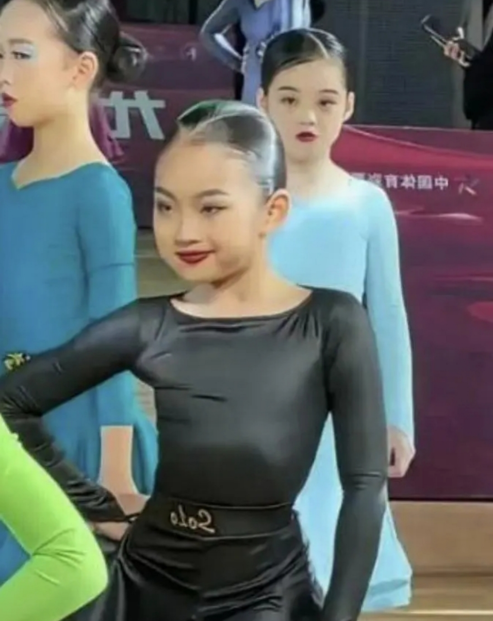 小朋友跳这个舞蹈表情真的需要这样吗?