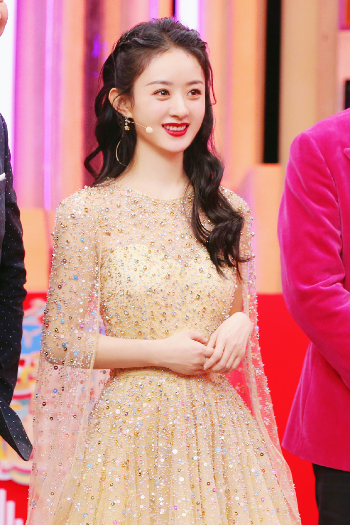 赵丽颖春晚造型,鹅黄色星钻纱裙礼服搭配公主编发,美丽富有灵气,宛如