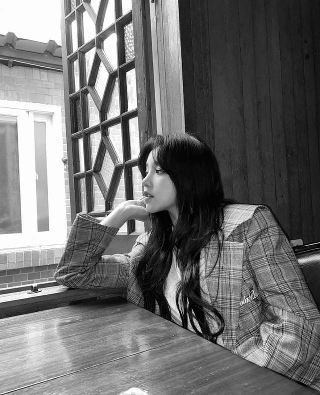 宋雨琦身穿格纹西装,甜酷养眼,个性十足