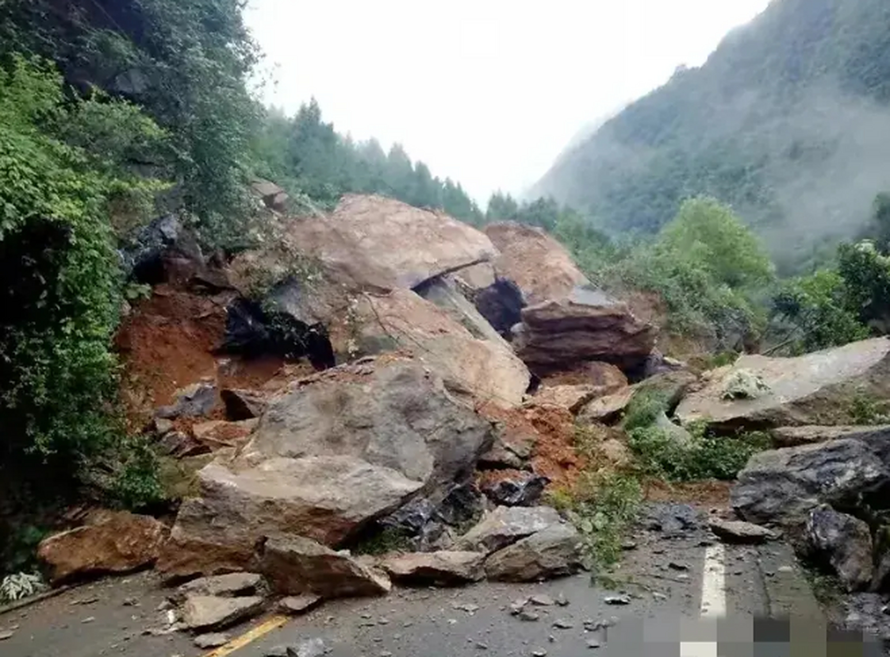 湖北宜昌突发山体岩石崩塌致7死#近日,湖北宜昌发生了一起突发山体