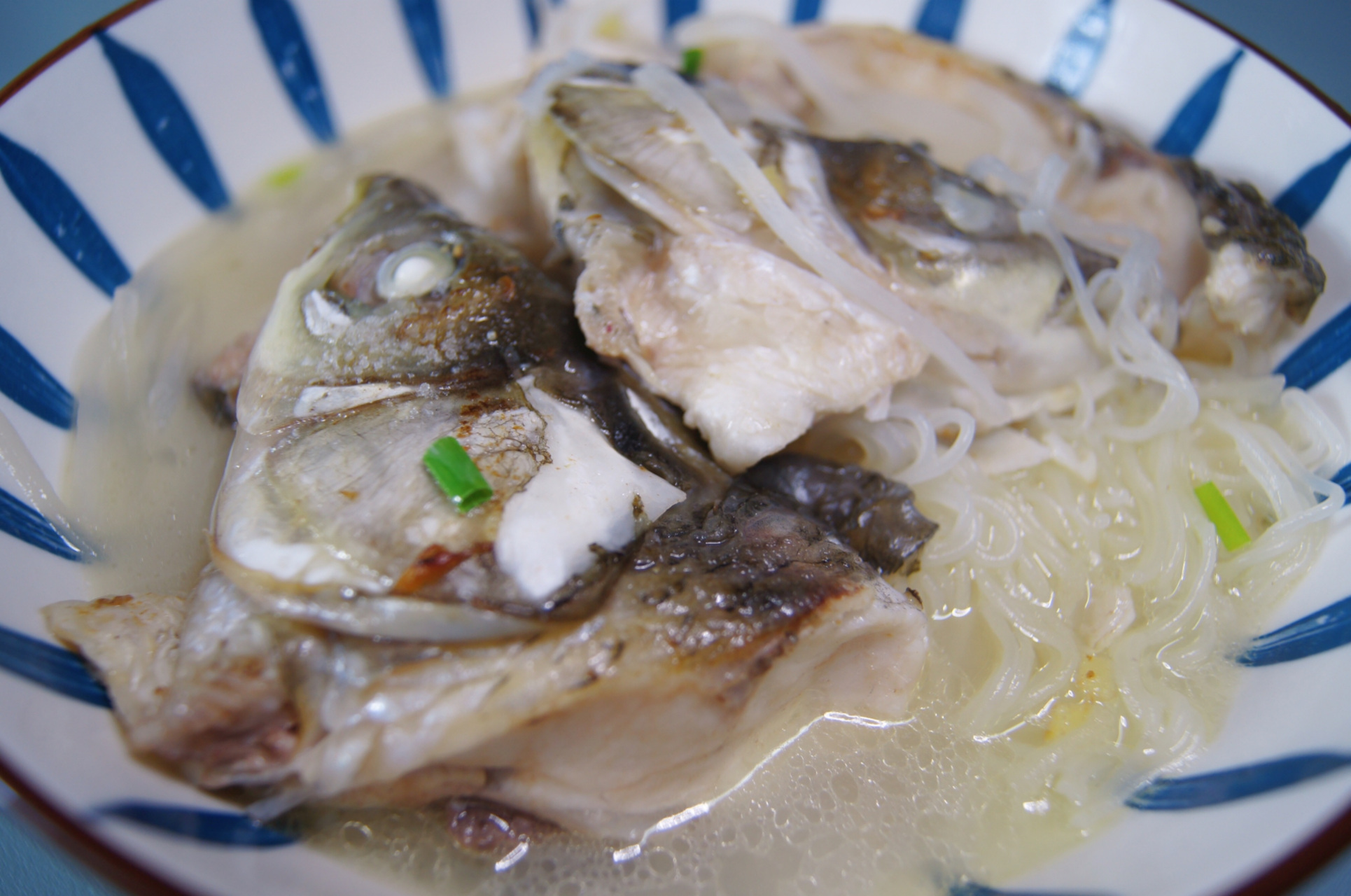 客家特色美食～鱼头煮粉,汤汁奶白,鲜味浓郁  鱼头煮粉的用料 新鲜的