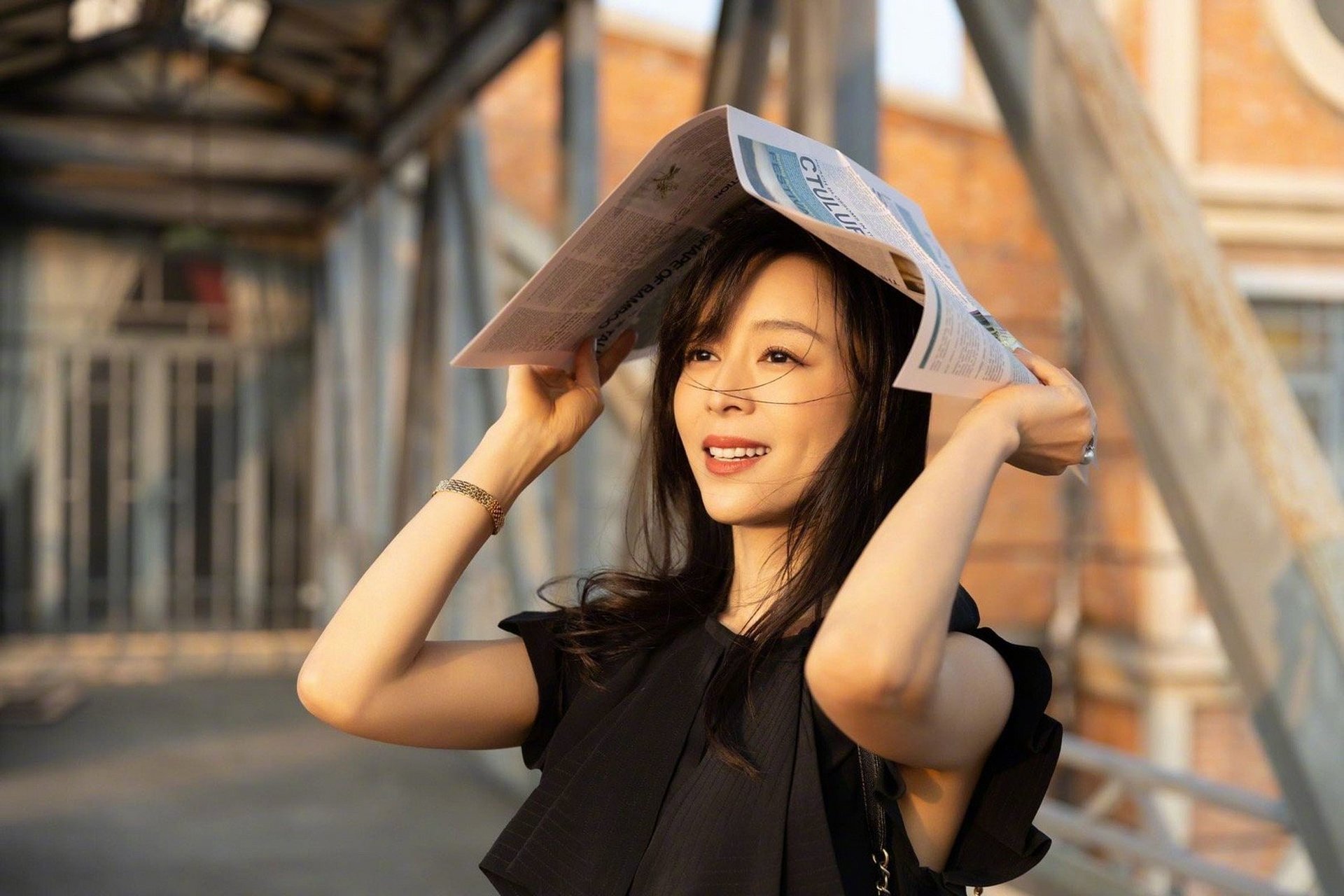 张静初最新车站写真大片,黑白的简约搭配,古老的火车月台和夕阳的余晖