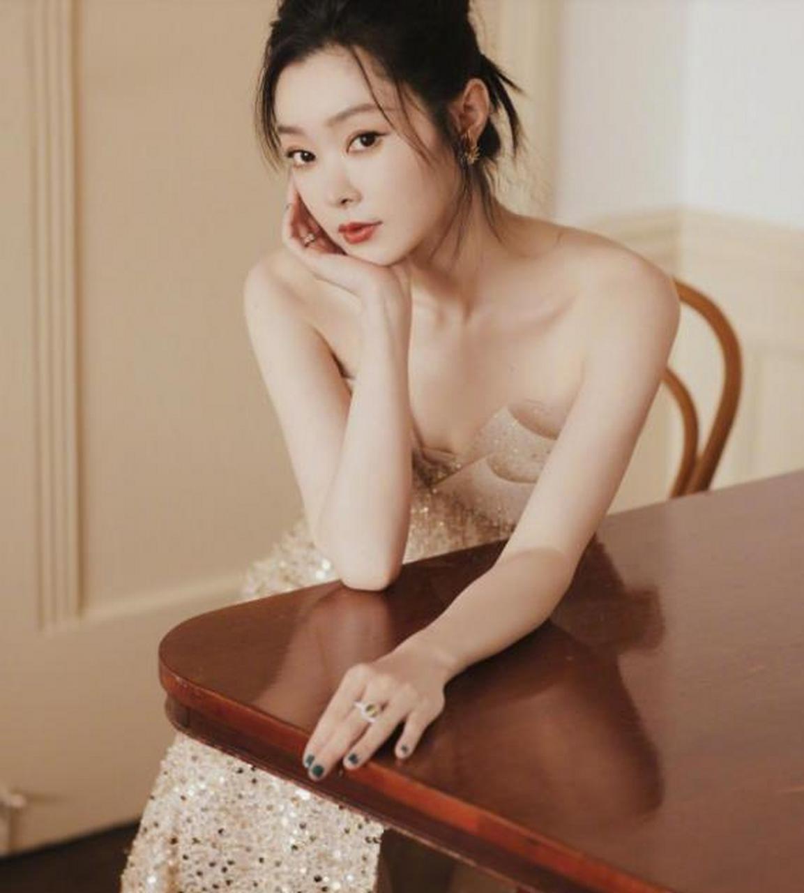 宋轶裸色抹胸亮片裙写真,妩媚迷人!