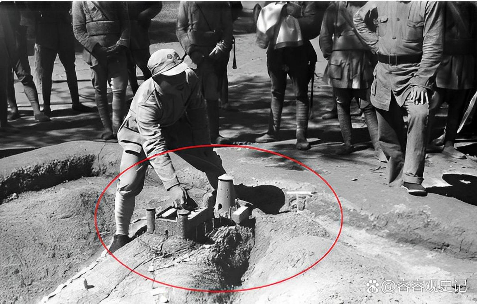 1944年,太行山,正在露天沙盘上进行战前推演的八路军指挥员!