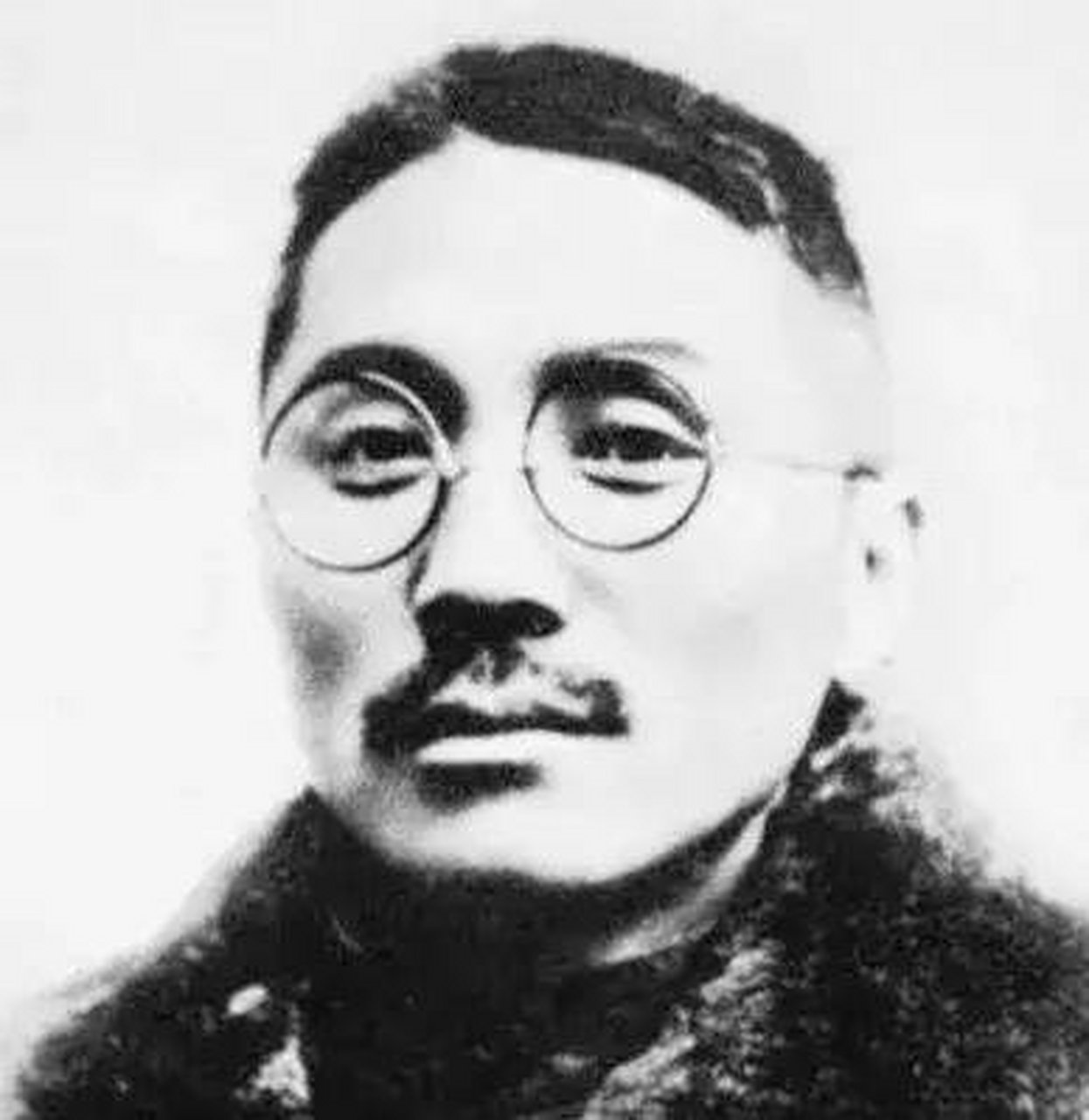 怎料,几百人拿着利斧上了船.吓得张延龄忙去找杜月笙,请他拿主意.