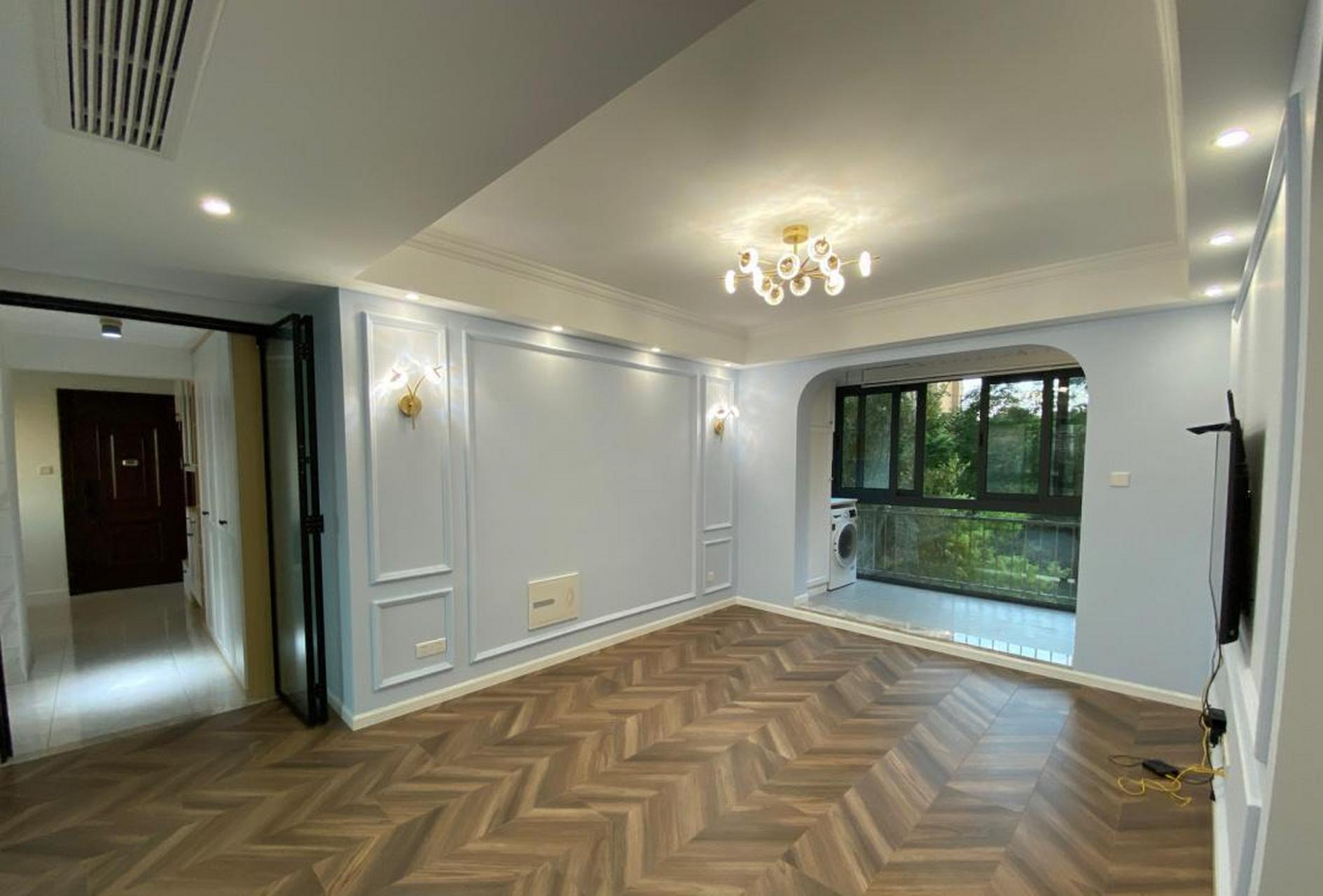 卧室选择铺贴了鱼骨纹的木地板,觉得还不错,没有瓷砖那种冷冰冰的感觉