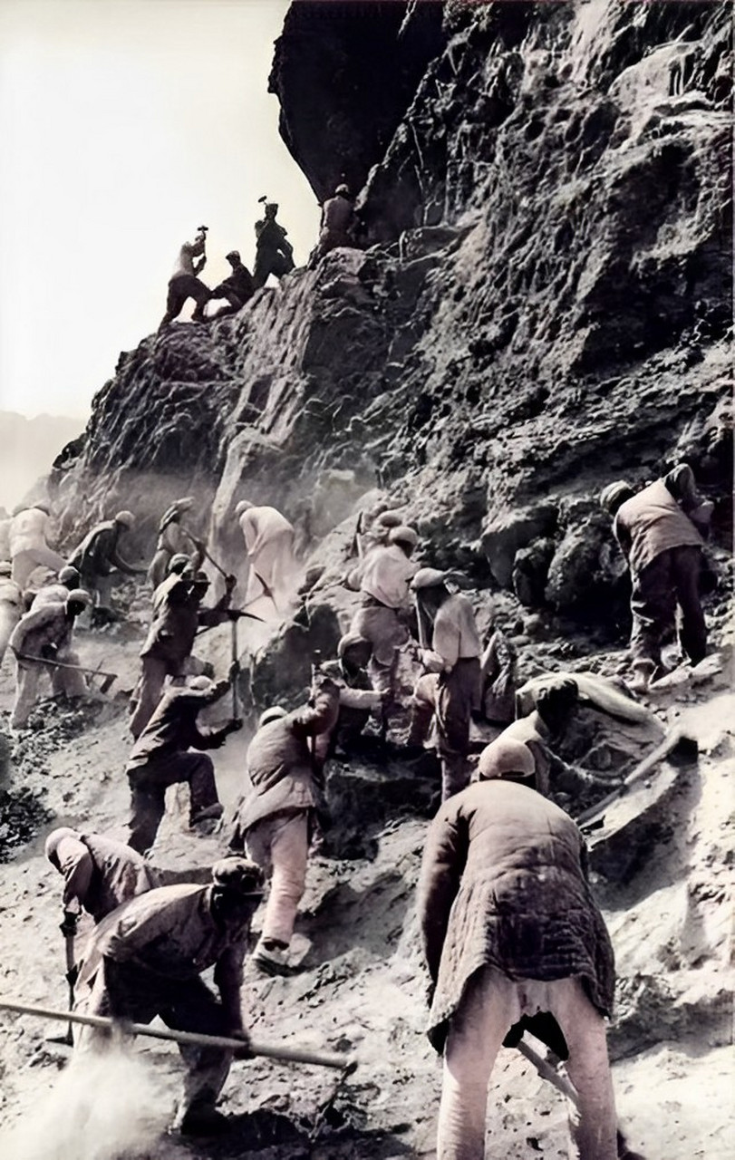 在20世纪50年代的上世纪,人民解放军在悬崖上建造了青藏公路山.