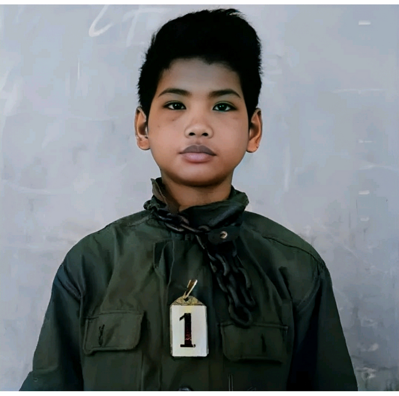 1977年,金边监狱,两名柬埔寨孩子不久后将被处决,画面中的他们茫然无