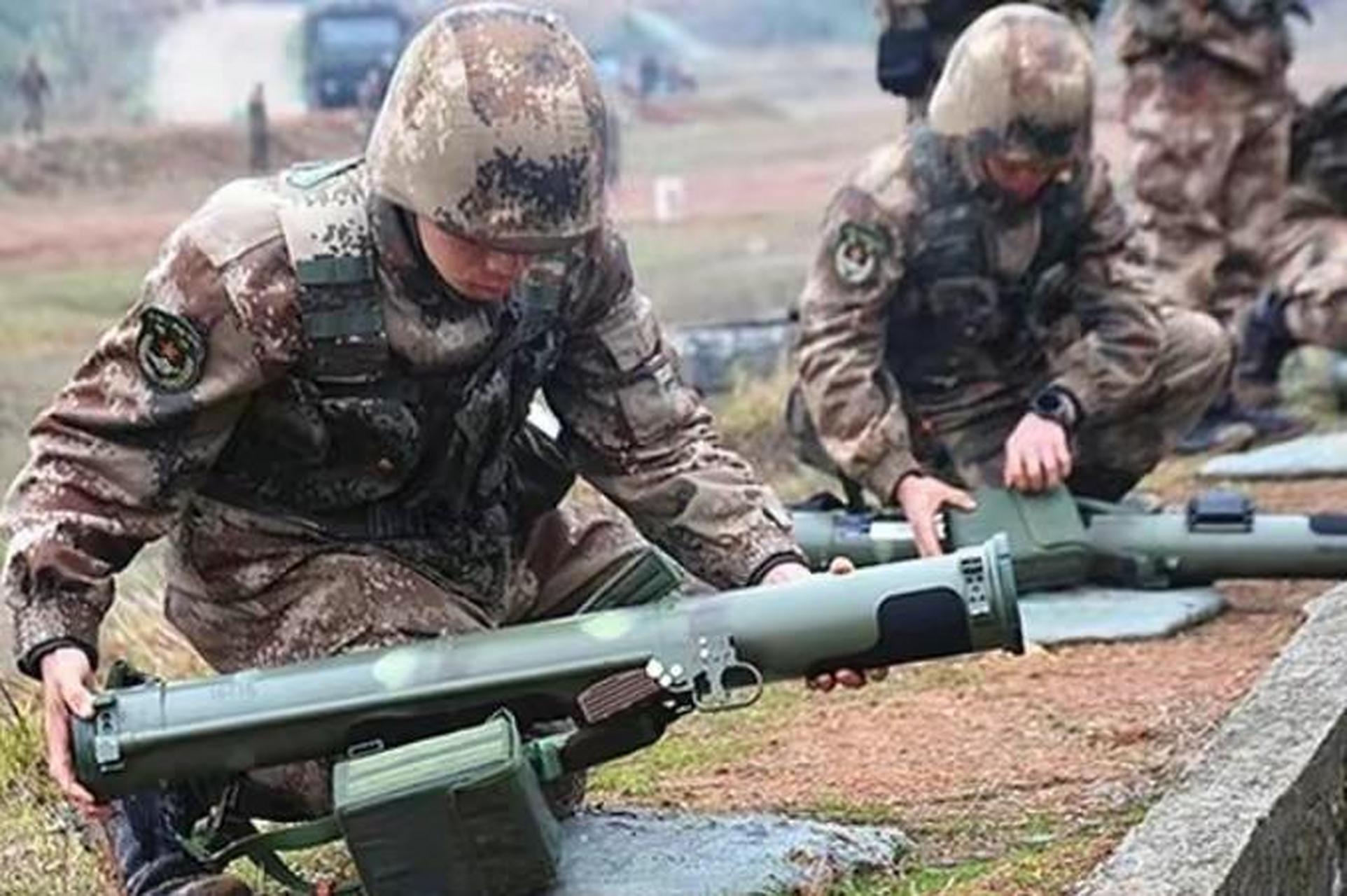 我军一次性火箭筒打完就扔,真正实现一人一筒.