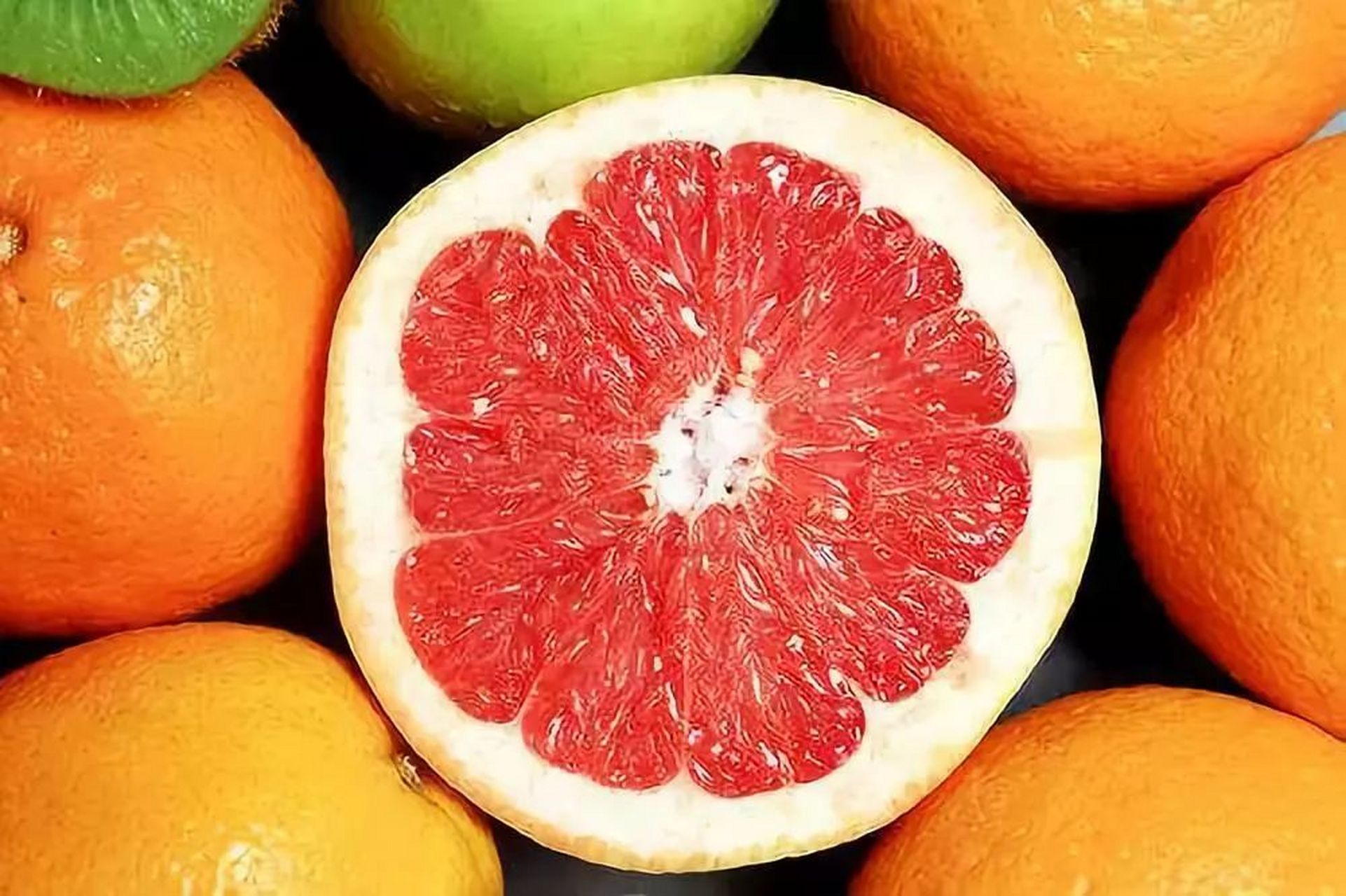 34岁的李先生,喜欢吃柚子,连续吃了多天,感觉四肢酸痛,手脚乏力站都站