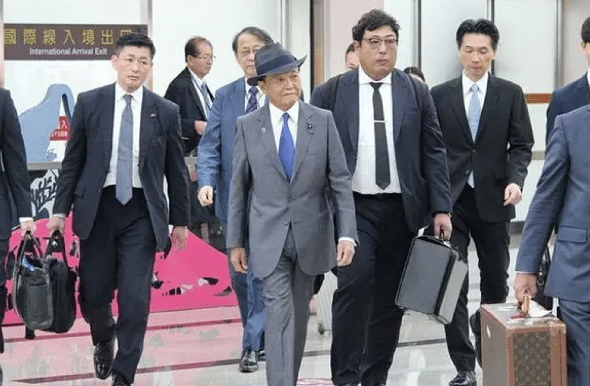 日本前首相麻生太郎窜访台湾,公然鼓动台湾"做好战争准备",这种行为