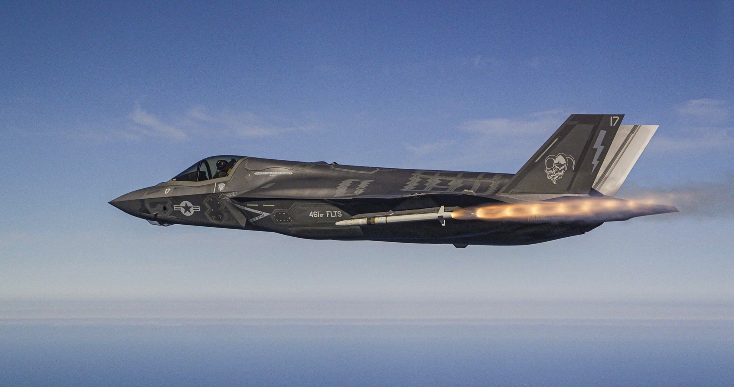 美国军工研制中的aim-260远距空空导弹,目前美国媒体公开的方案很多