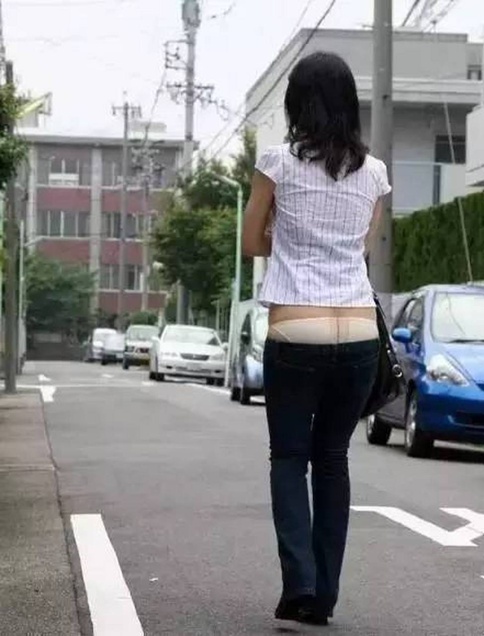 这个夏天流行的辣妹穿法是:露一小截内裤!既时髦又高级