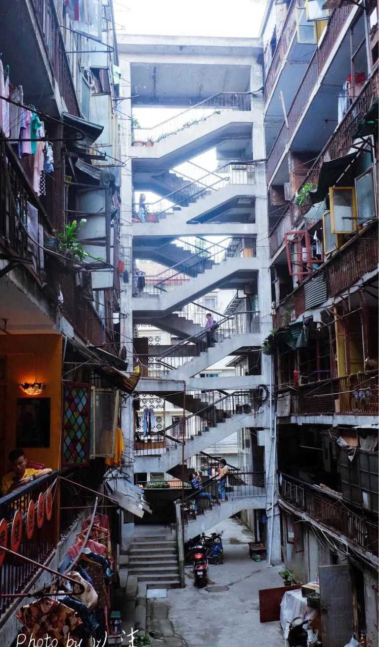 成都的鸳鸯楼,在旧楼越来越少的大城市中,这里也许拆迁日期也将近了吧