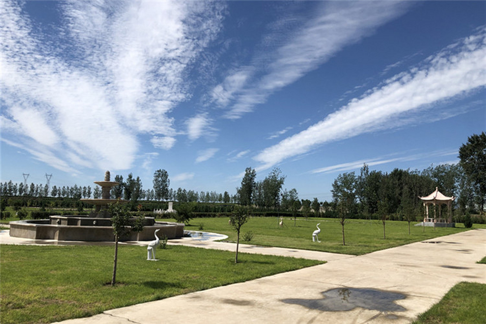 在北京周边陵园中,天福园是个比较知名的陵园,这里交通便利,性价比