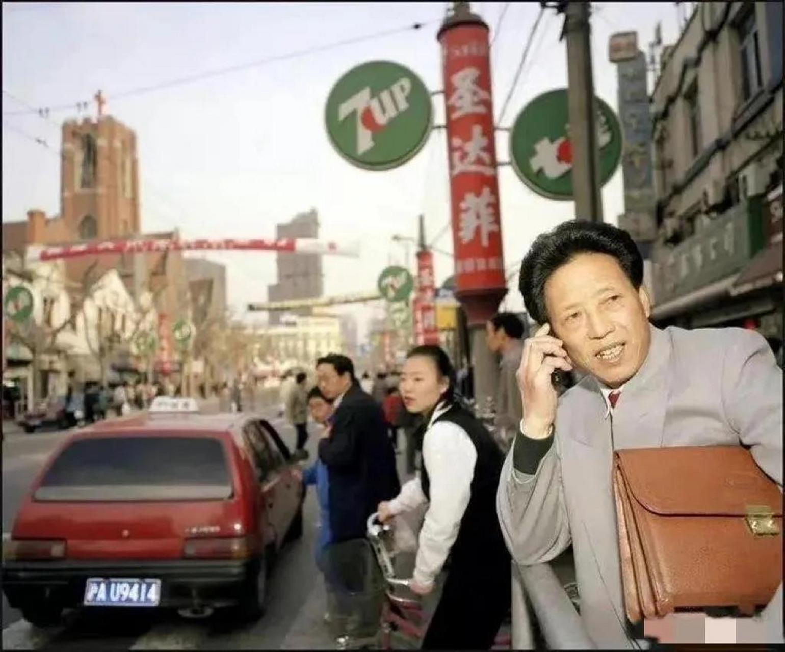 90年代的上海,一个西装革履的暴发户,正在路边拿着手机打电话,引起了