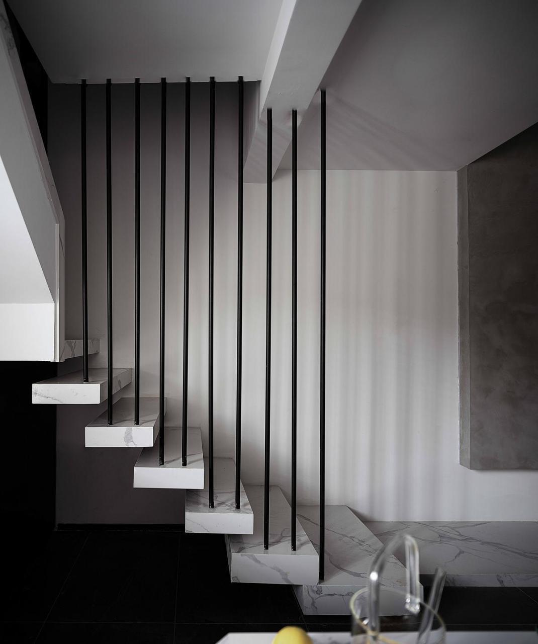 楼梯的类型主要分为四种: [照相机][照相机]1,直线型 中间没有过渡