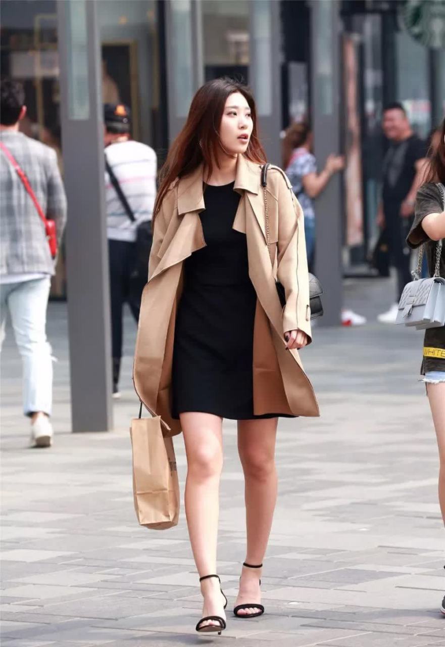 街拍:穿咖色风衣的漂亮性感美少妇,长发飘飘,很有妩媚女人味!