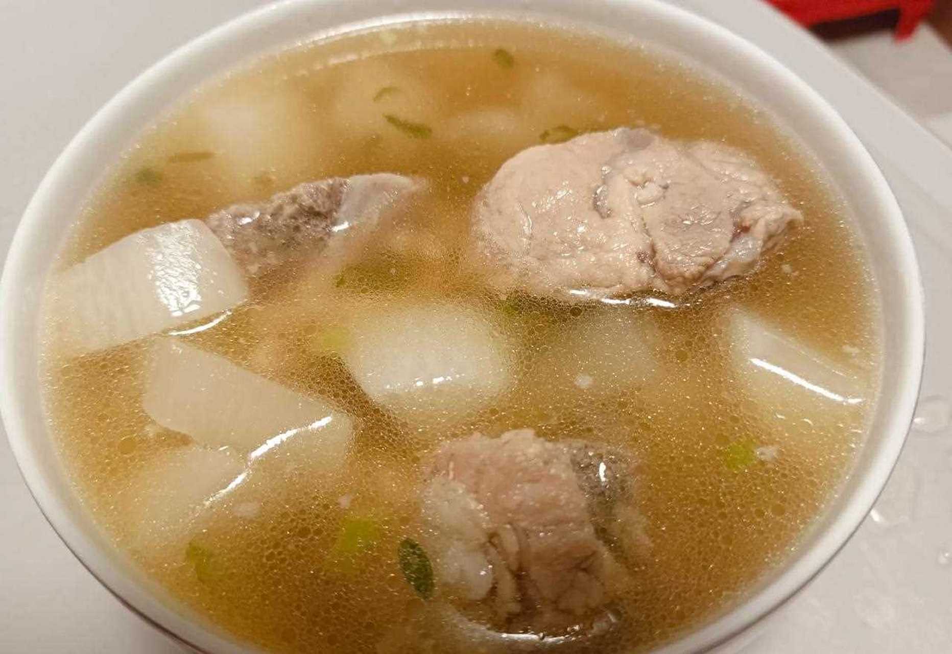 我煮的白萝卜猪骨汤,加了姜片和料酒焯水,再加食盐,料酒,酱油,花生油