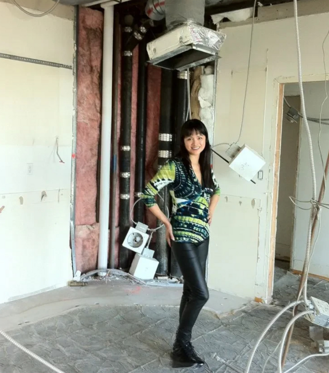 著名演员石兰与外国老公在国外海边的浪漫约会,石兰还是很活泼热情的