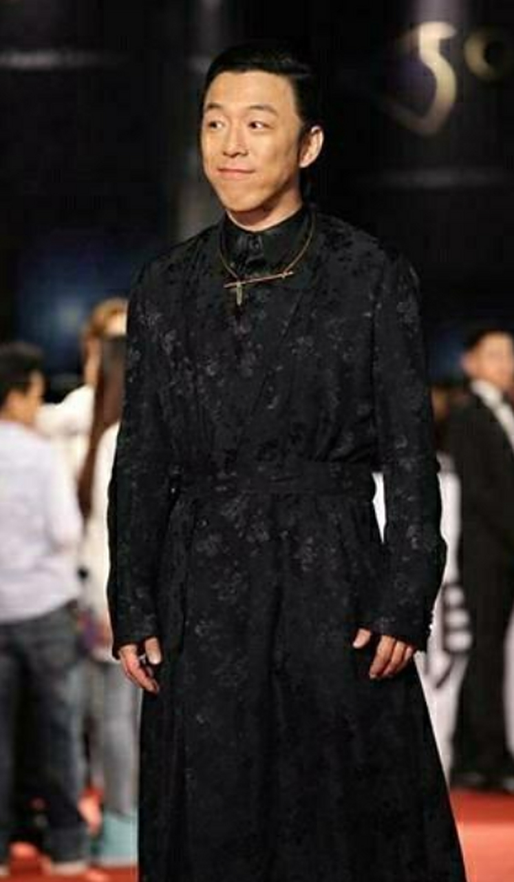 黄渤在第50届金马奖颁奖典礼上:  当时黄渤和郑裕玲一起做颁奖嘉宾