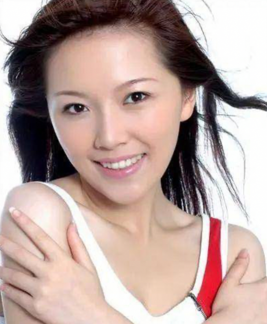 超女唐笑挺大肚官宣三胎!腹部凸起大如皮球,被富豪老公紧搂怀中