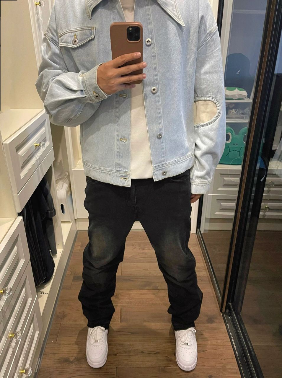 丹宁材质,牛仔单品秋装常见! 深浅组合, 浅牛仔黑牛仔混搭