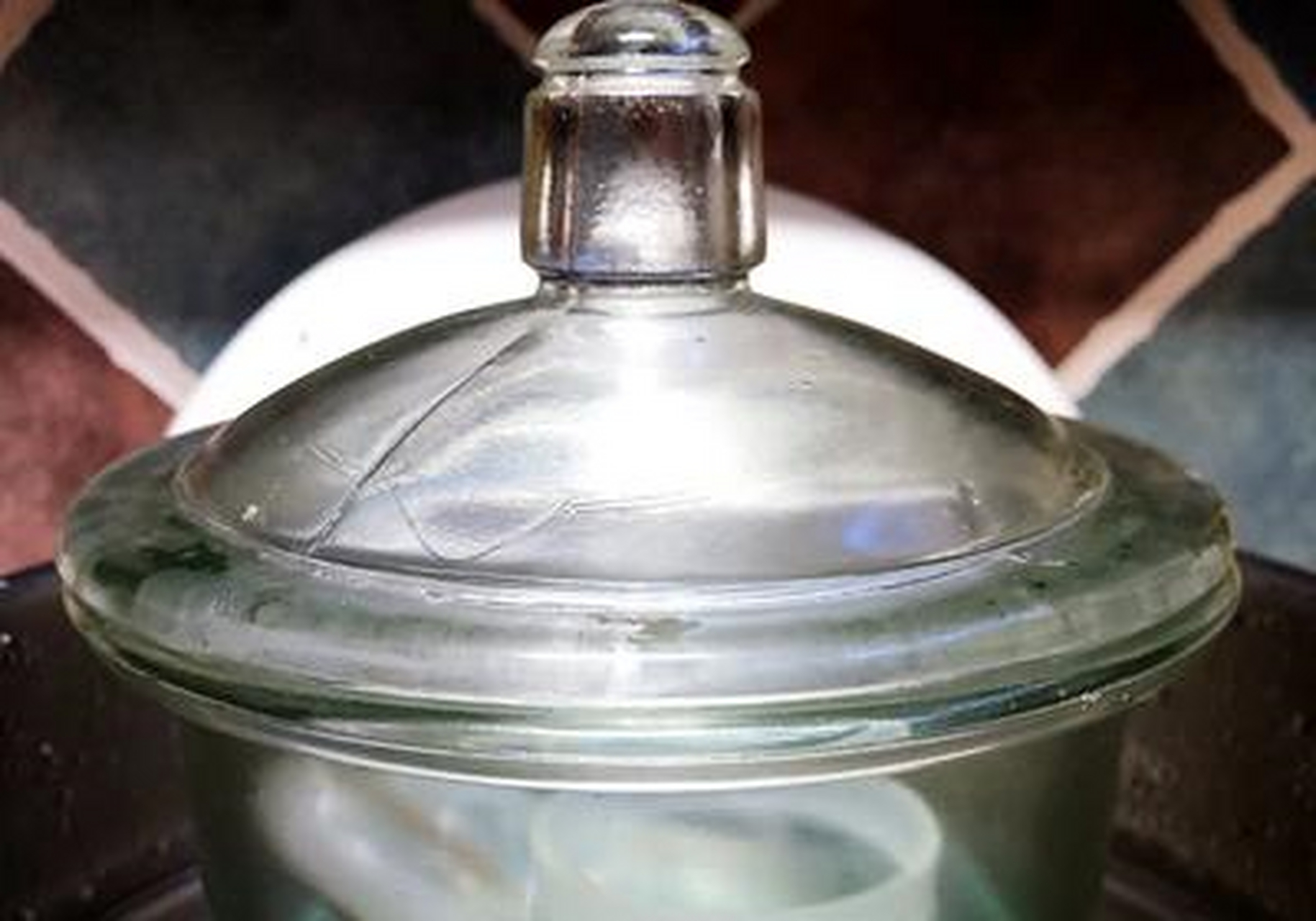 自制酒精棉球:密封器皿高温消毒,放入干燥的脱脂棉球,倒入75%医用酒精