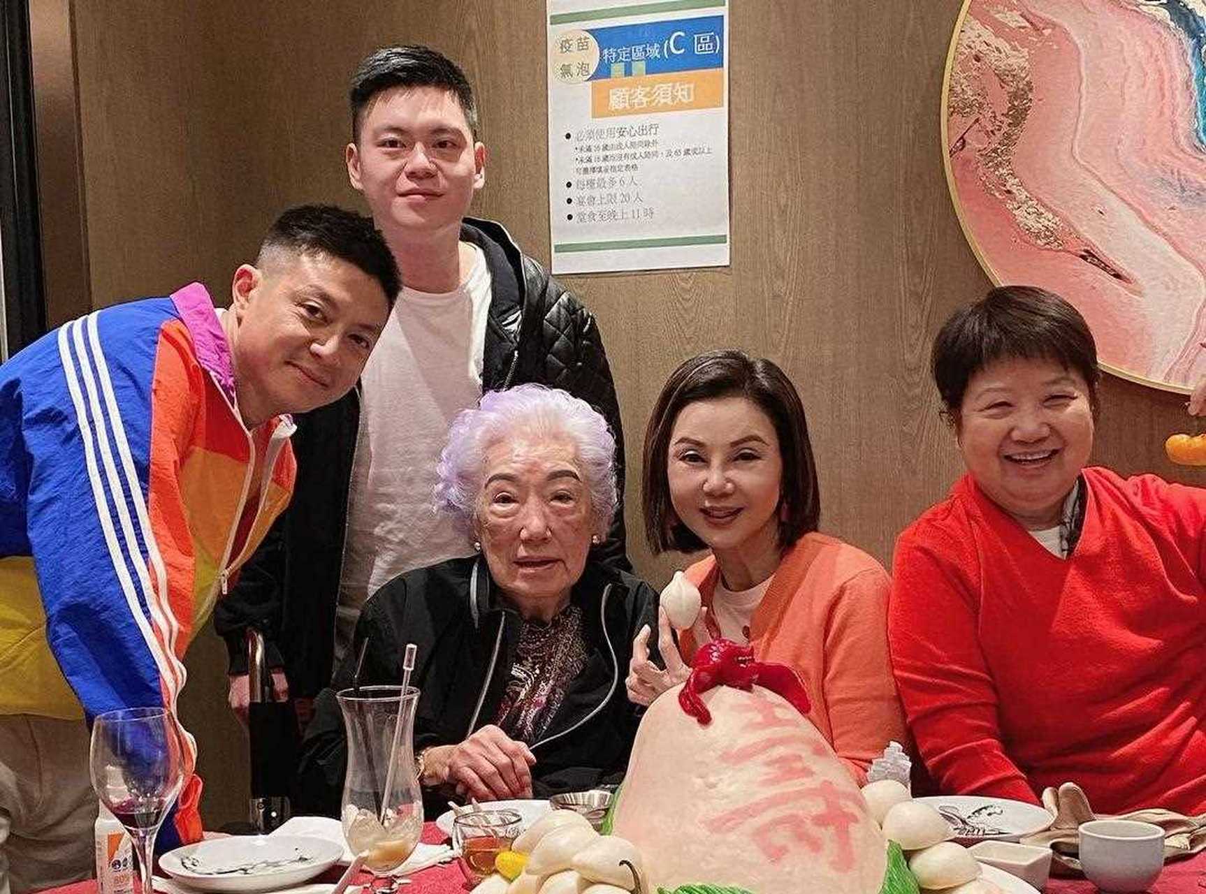 林建岳前妻谢玲玲为前婆婆余宝珠庆祝生日,两人之间亲如母女