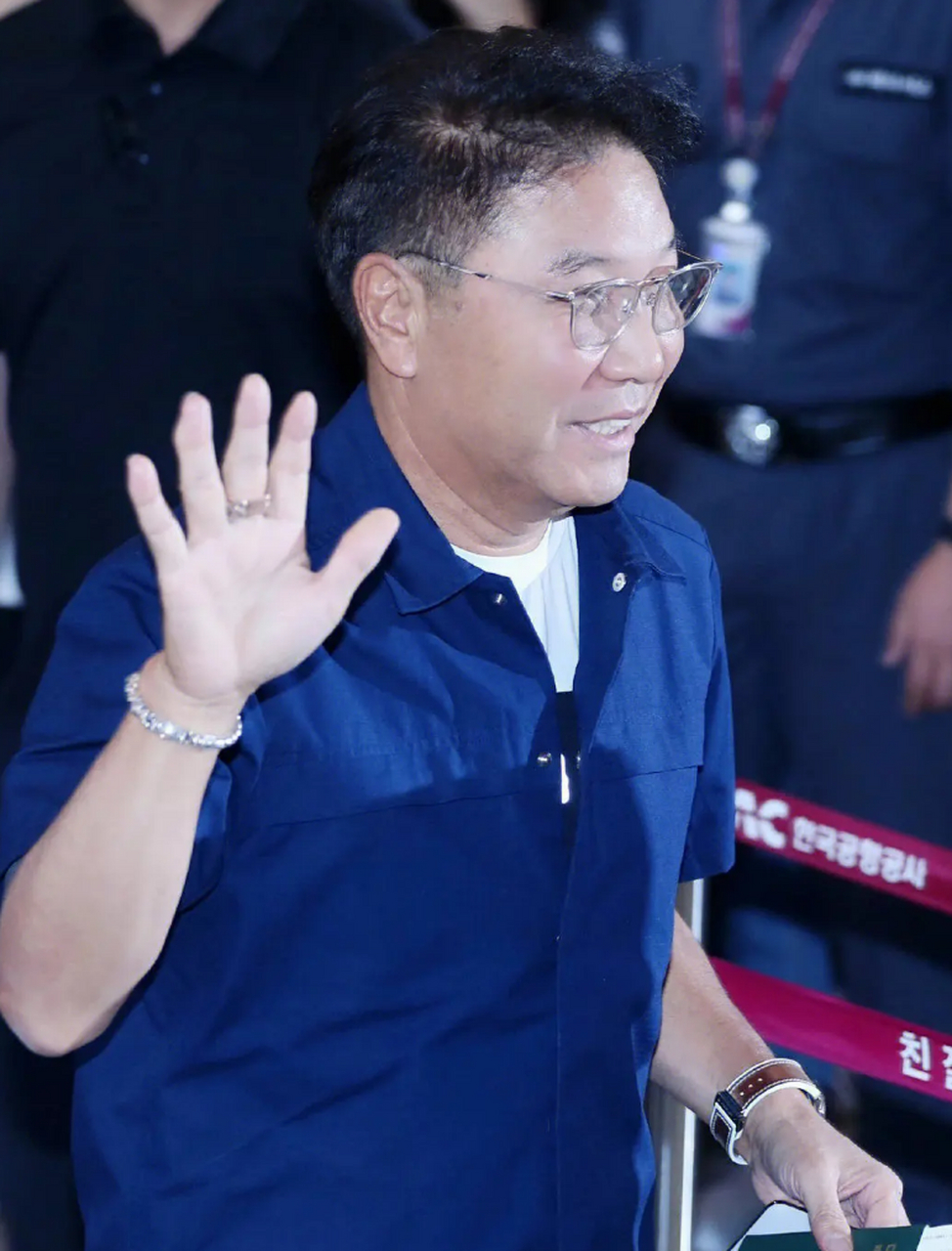 韩媒曝李秀满或将复出】据韩媒报道,李秀满和hybe在今年2月签订s.m