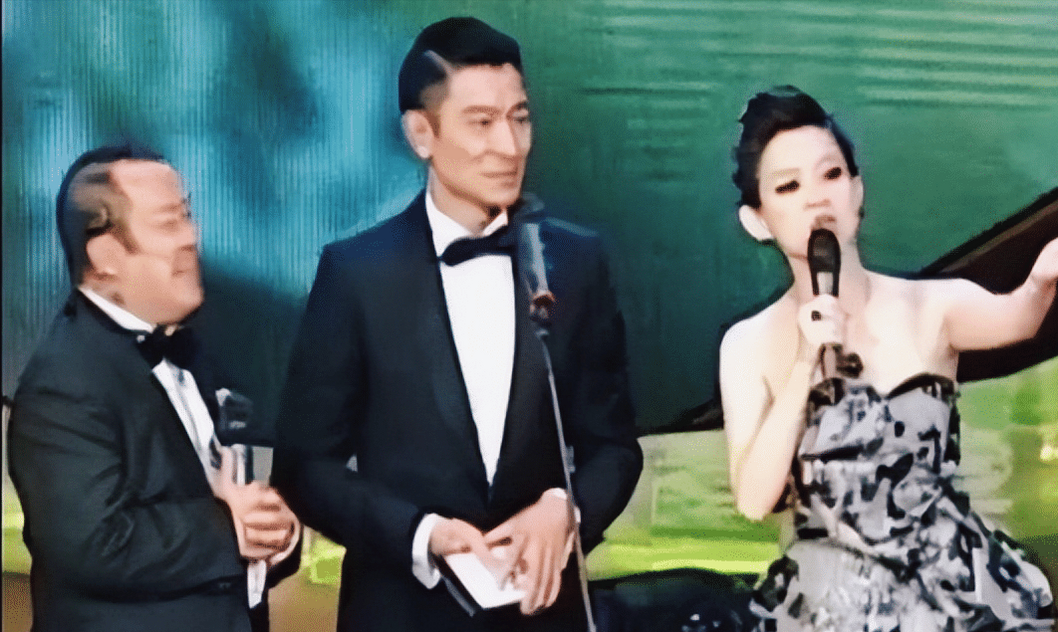 曾志伟当众惹怒刘德华,刘德华双眼盯得他发毛,已经微微抬脚了