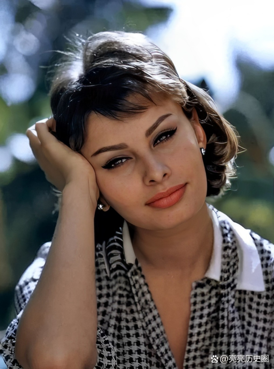 索菲亚罗兰在20世纪50年代的花式台球吸引了附近美国士兵的羡慕,这