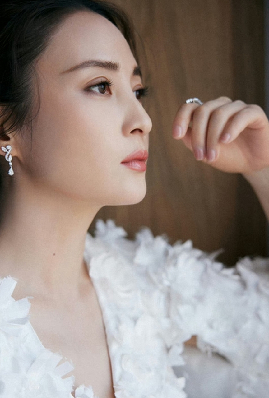 蒋勤勤在东京电影节开幕式红毯上亮相,一袭白色羽毛上衣搭配黑色礼裙