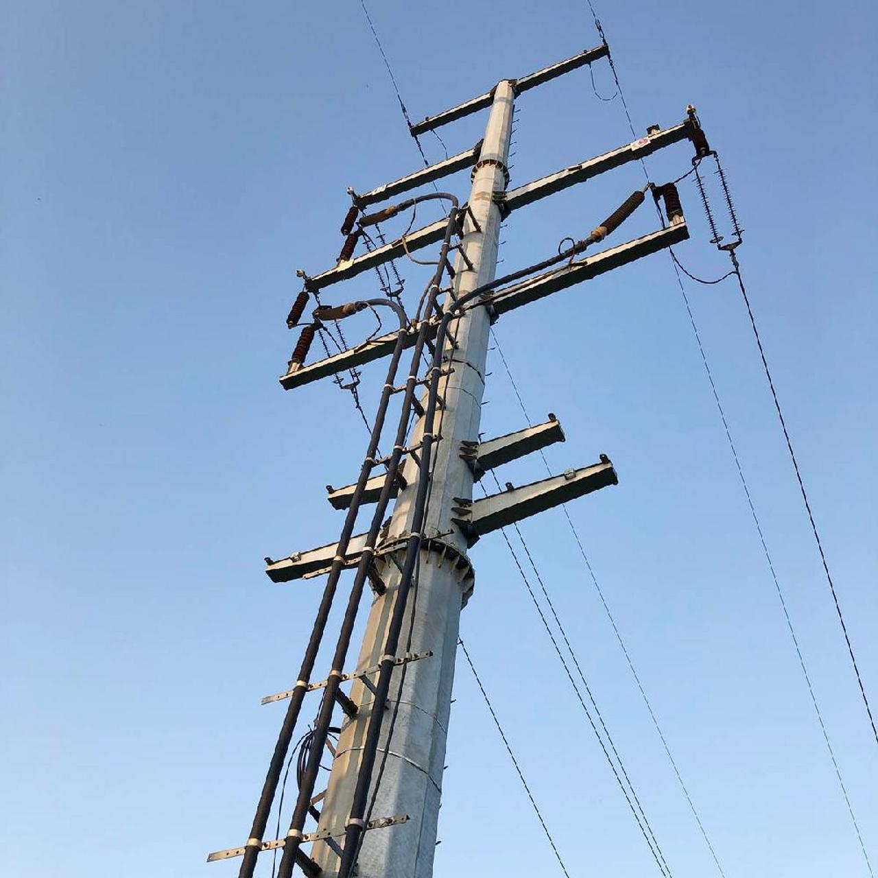 电力钢杆的作用非常广,城市道路上面的路灯,交通灯和电线杆等设施,都