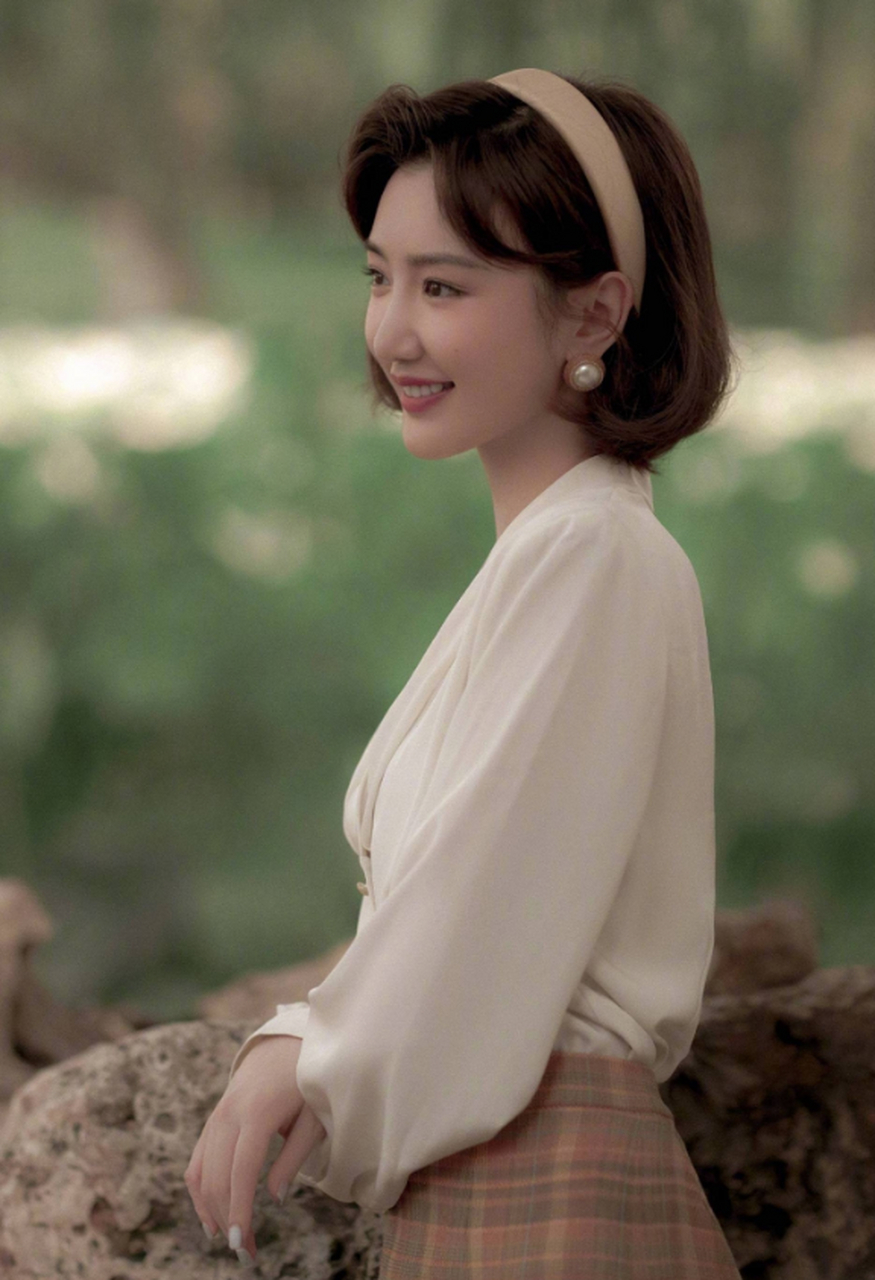 毛晓彤真的好甜!穿藏服演绎异域风情,明媚动人美得很过分