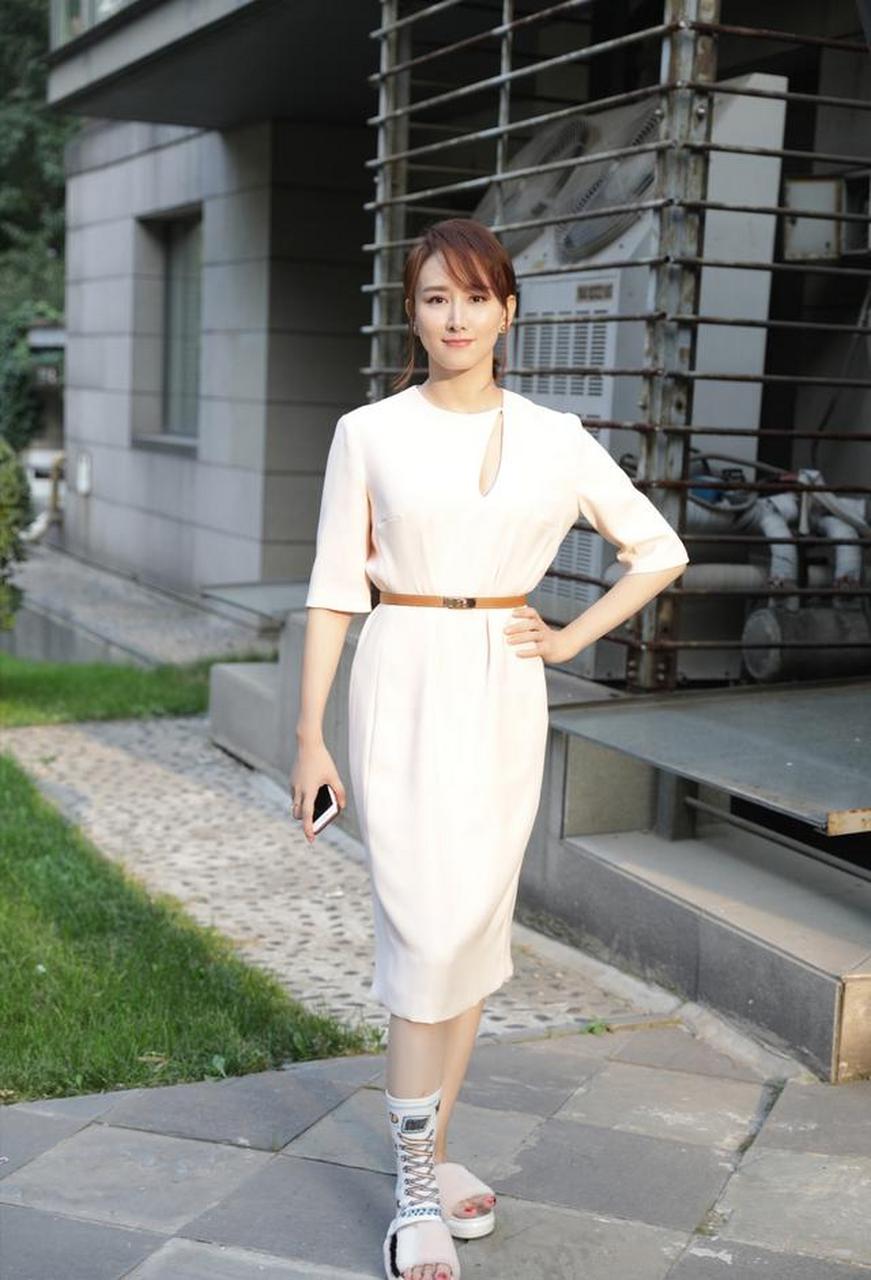 胡静胖了更有韵味!一袭单边小黑裙勒出副乳,体态丰腴尽显阔太范