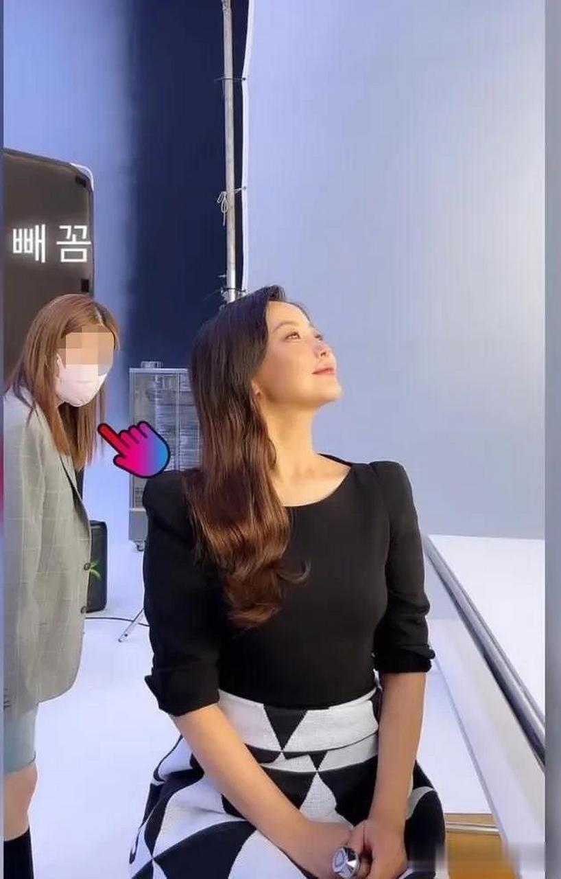 18日,演员金喜善通过自己的instagram上写道"和李成浩导演在一起",并