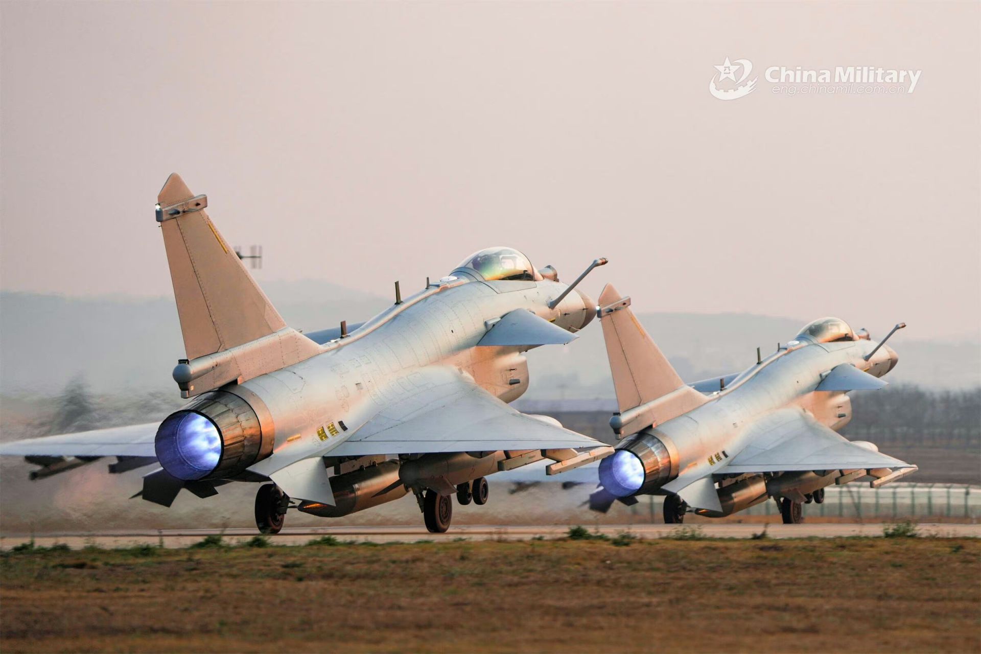 空军某部装备的歼-10c战斗机,空军某部装备的歼-16