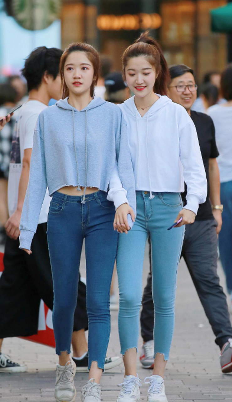 超漂亮双胞胎姐妹花 紧身牛仔裤街拍