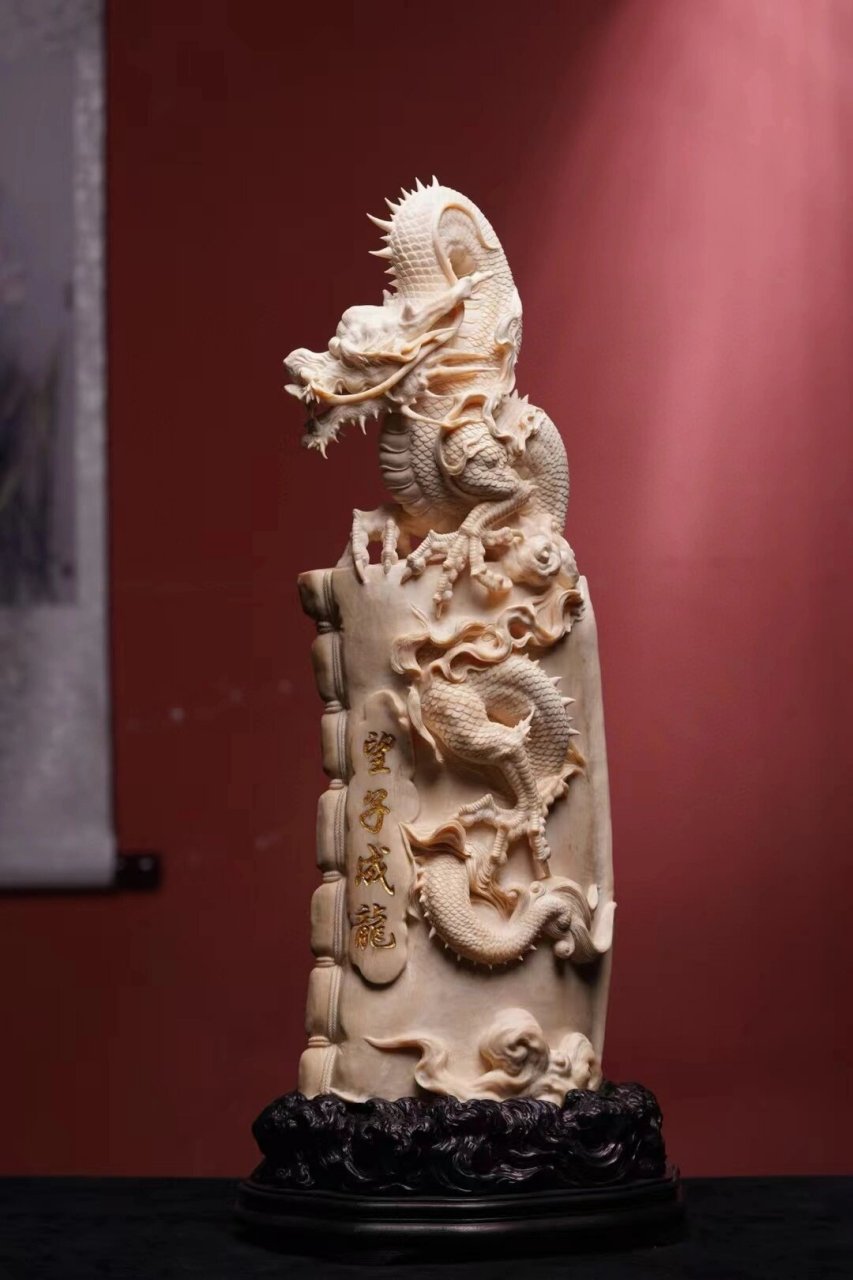 猛犸望子成龙  《望子成龙》是以优质冰料精心雕刻而成,展现了一条