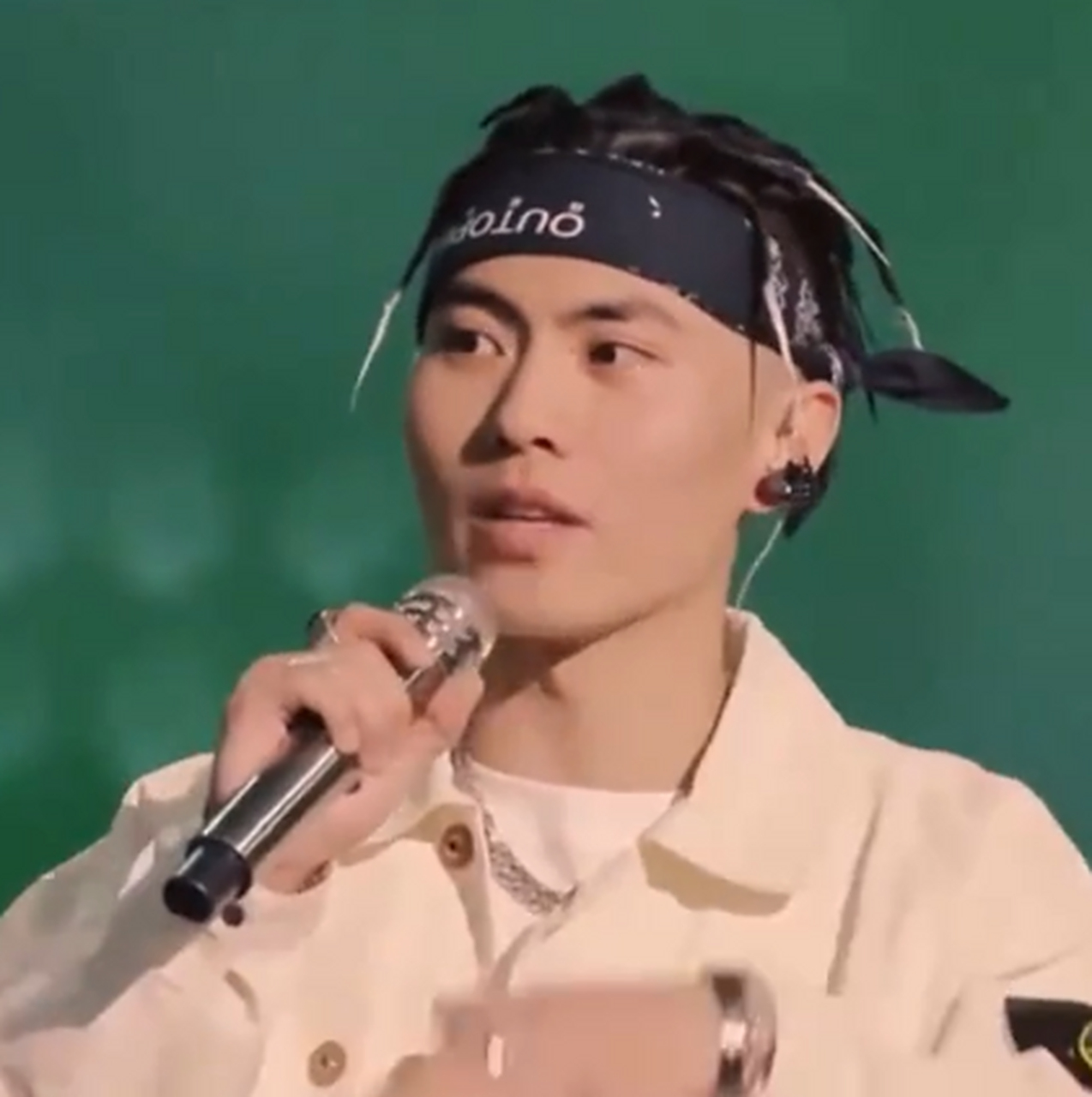 刘聪一身黑衣酷帅造型现身影棚拍广告