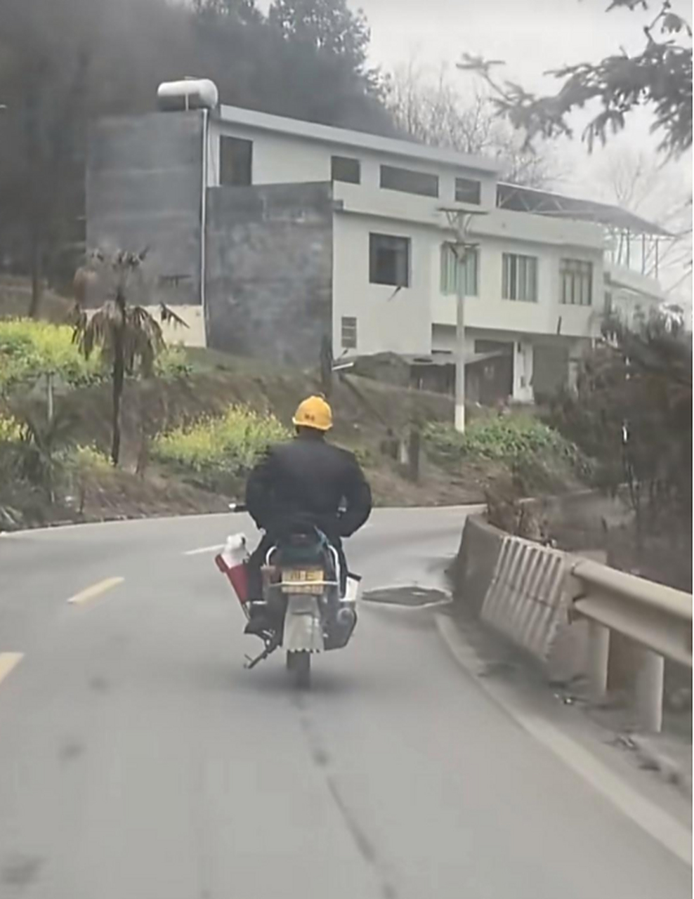 这是专业摩托车手才有的技能,压弯!