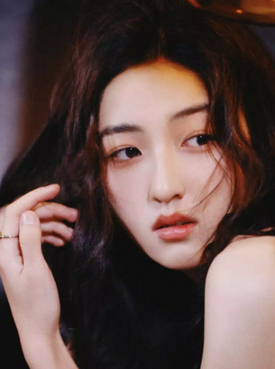 张子枫最新时尚写真,红色吊带裙搭配慵懒卷发造型,真是越看越美