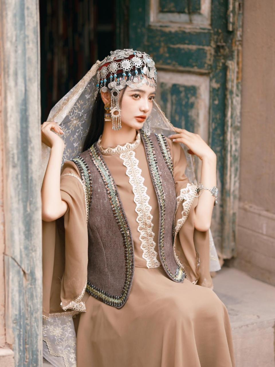 少数民族服饰的少女写真