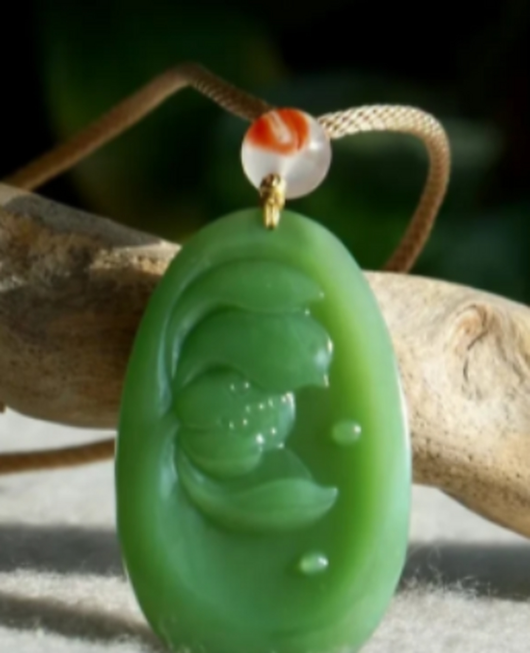 点击头像看直播##和田玉# 老坑碧玉正阳绿,冰底料,玉质温润细腻,色泽