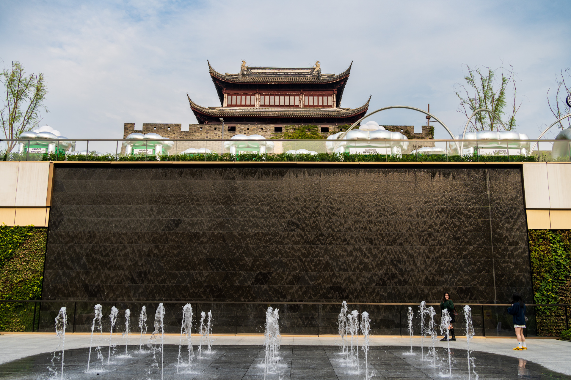 苏州仓街商业广场掠影  近日,位于苏州平江路与相门古墙之间的仓街