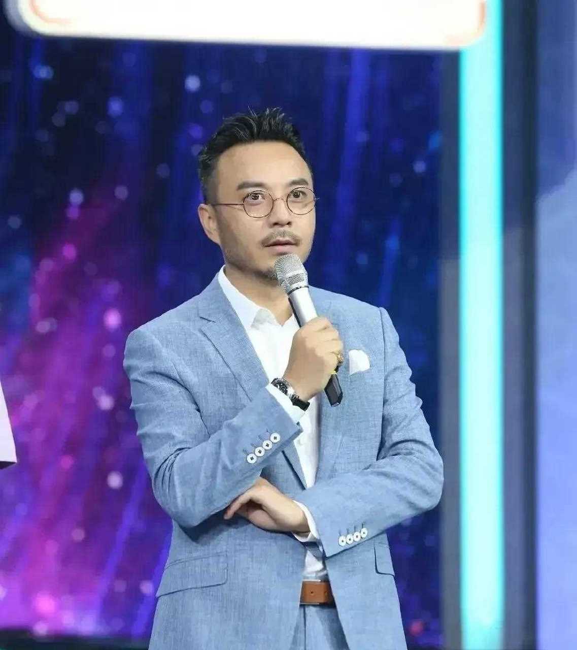 钱枫在节目中说自己的微信被汪涵拉黑了,就打电话"质问"他.