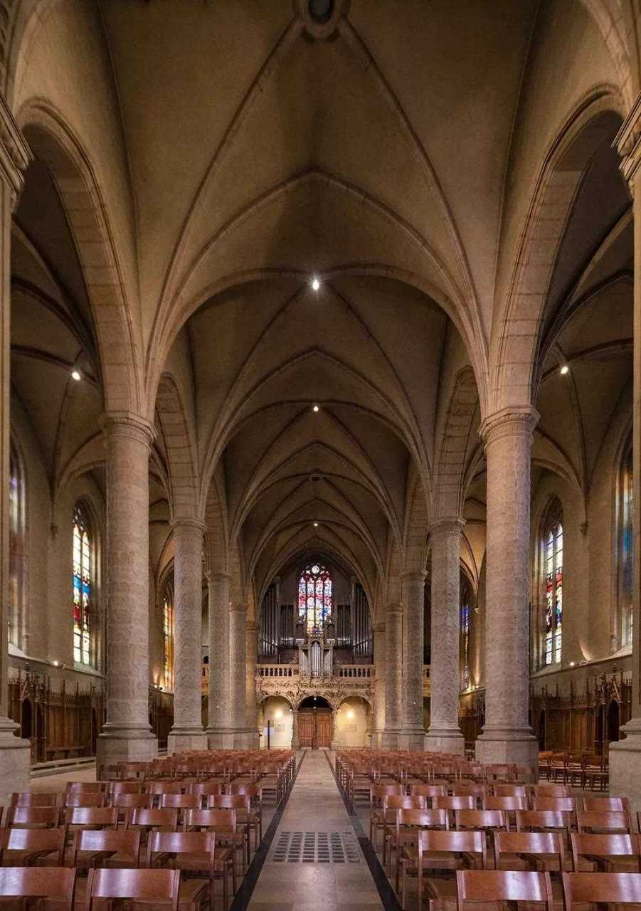 卢森堡圣母大教堂建于1613-16年之间,是著名的晚期哥特式复兴时代的